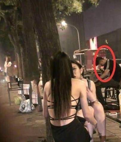 原创
            搞笑图片幽默段子笑话：泡面味道肯定很好吃吧！
                
                 