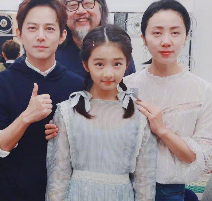 黄磊女儿写真过于时尚,15岁像25岁,被批爹妈太急功近利_黄多多_批评