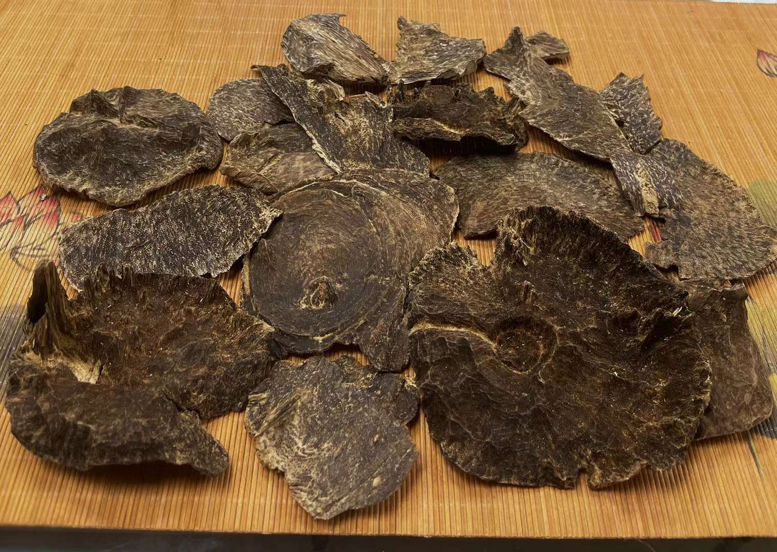 老海南尖峰岭沉香老包头机盖的好处在于结香时间较短,主要缺点茗香不