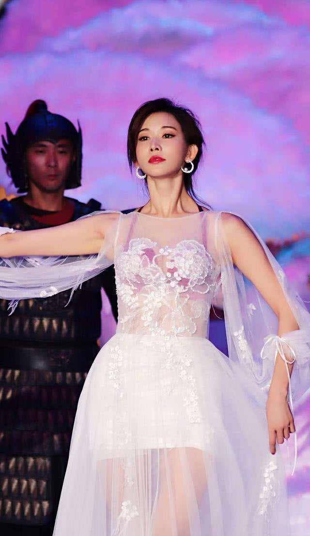 44岁林志玲真敢穿,薄纱裙秀婀娜身姿,网友:美不胜收_时尚_裙子_身段