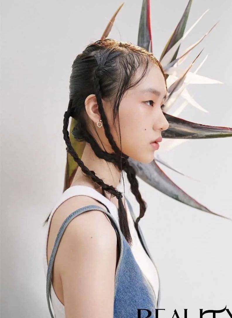 小s女儿杂志封面照,15岁许曦文大片腮红和夸张妆容,天生超模脸_牛仔裤