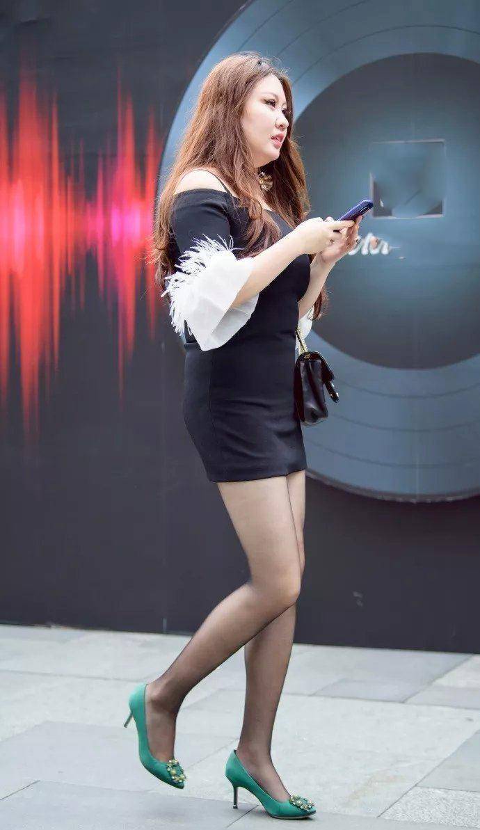街拍美女:小姐姐身穿黑色吊带装配丝袜,这比例也是没谁了_身材_女人