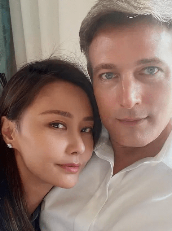 马雅舒晒继女照片,19岁就读于名牌大学,一家人其乐融融_阿迪雅_罗伯特