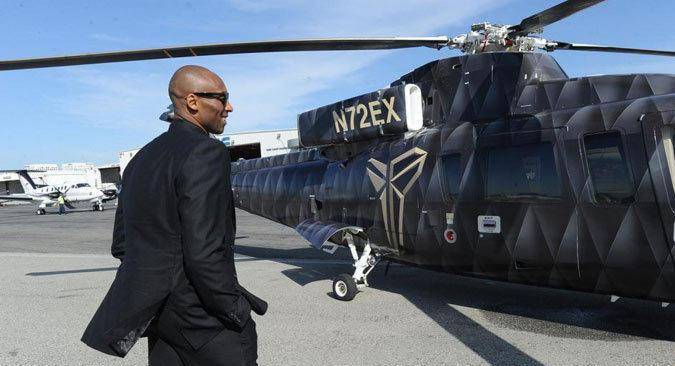 nba传奇球星科比·布莱恩特和他的二女儿gigi在乘坐飞机前往球馆的