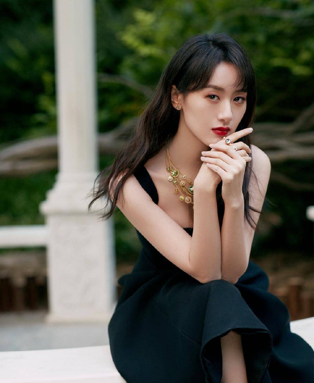 跑龙套,今主演《琉璃》大火,吊带长裙生图惊艳_袁冰妍_设计_线条