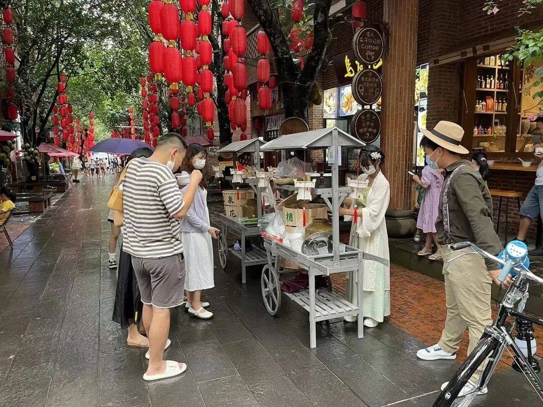 水果店,街道小吃摊等,都可以品尝到各种粤味和最为熟悉的雷州味道