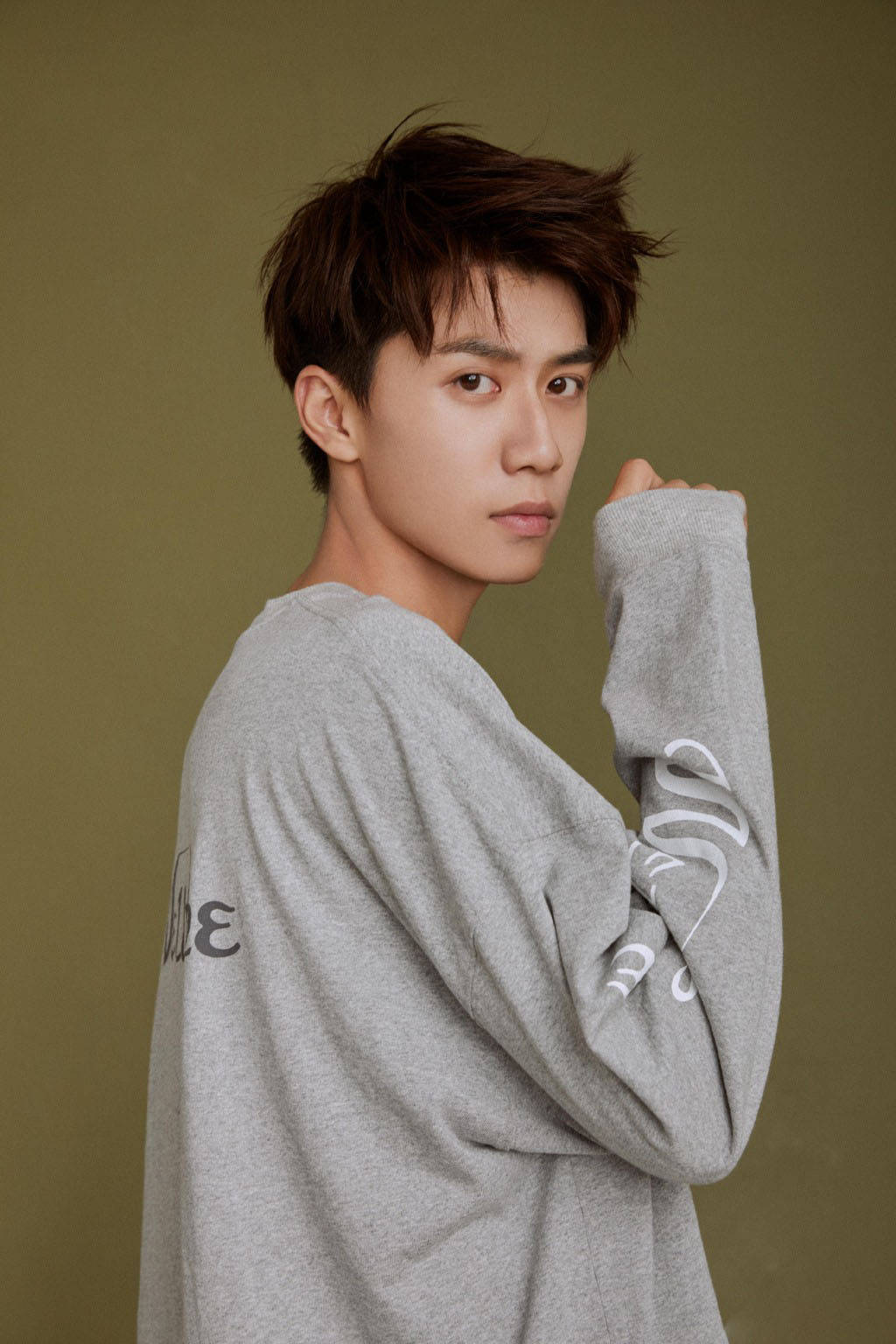 任宥纶灰色t恤牛仔裤运动风写真 任宥纶个人资料图片