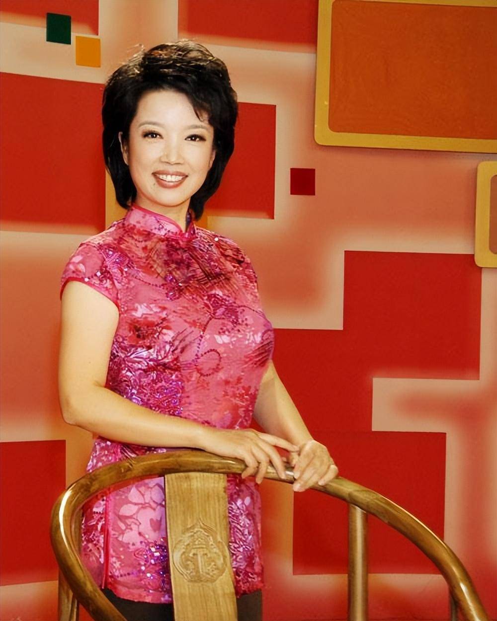 《夕阳红》主播黄薇:年轻时就主持老年节目,生活中也是大孝女_父亲