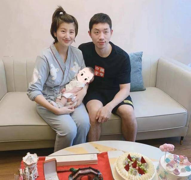 结婚后,许昕和姚彦也非常甜蜜,在一档节目中,姚彦聊到自己非常喜欢