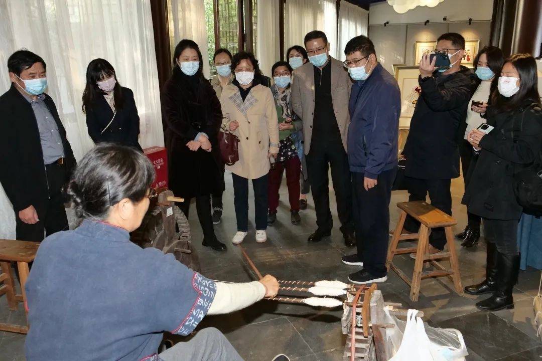 与揭牌仪式相呼应,现场还发布了民族团结进步故事宣讲项目,铸牢中华