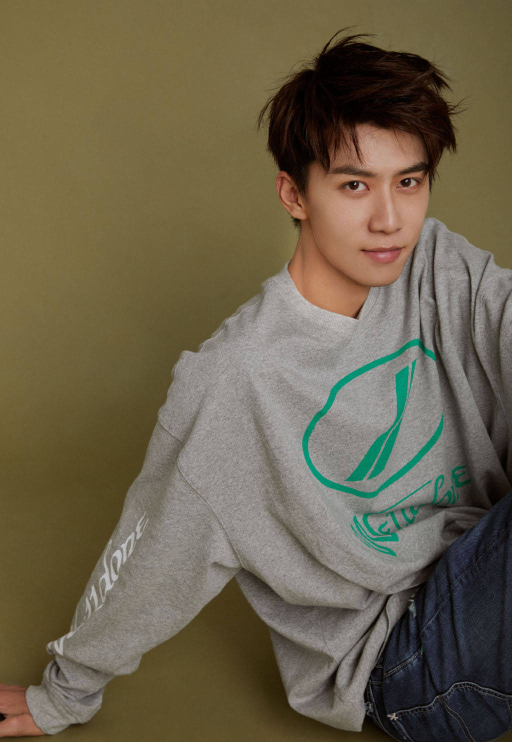 任宥纶灰色t恤牛仔裤运动风写真 任宥纶个人资料图片