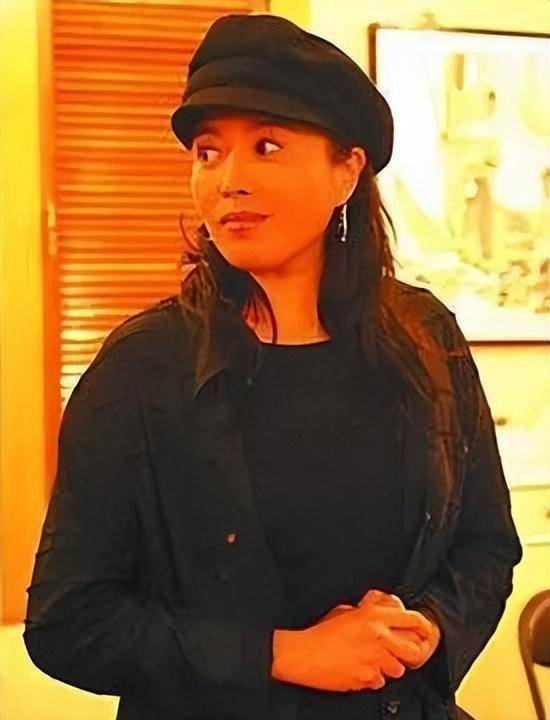 老师先是很惊讶,然后对她有些失望并告诉她:丁嘉丽决定要改变自己,并