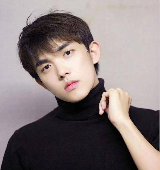 张雨绮李柄熹,当街手牵手毫不避讳,男方虽小八岁,但很有男友力