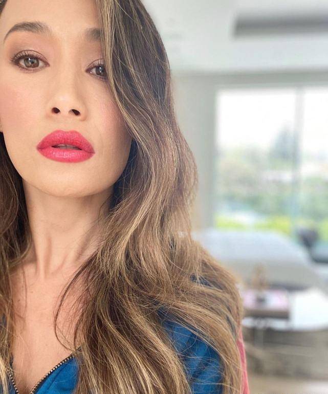 maggie q(李美琪)在个人社交平台上晒出一组近照,虽然如今已经42岁,但