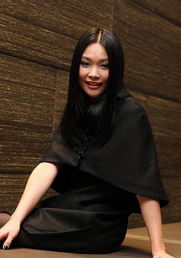 许美静:《阳光总在风雨后》原唱,与王菲齐名,如今街头"卖唱"_陈佳明