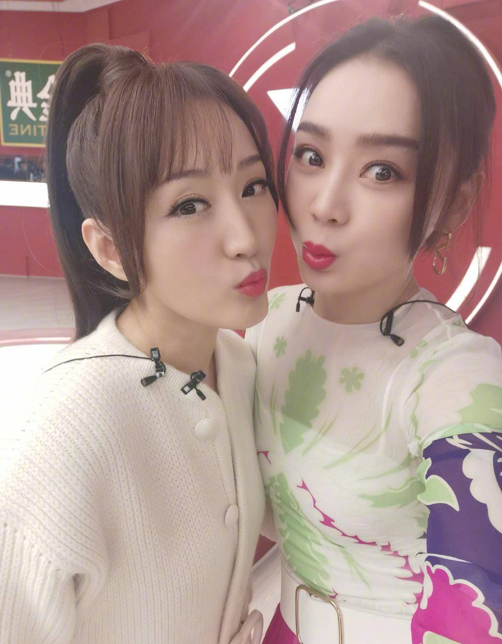 49岁杨钰莹晒姐姐们后台照,与杨丞琳袁姗姗等人合影像同龄人