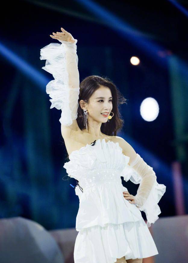 黄圣依告别浪姐舞台,发文表示:内心不甘才是艺人应有的态度!