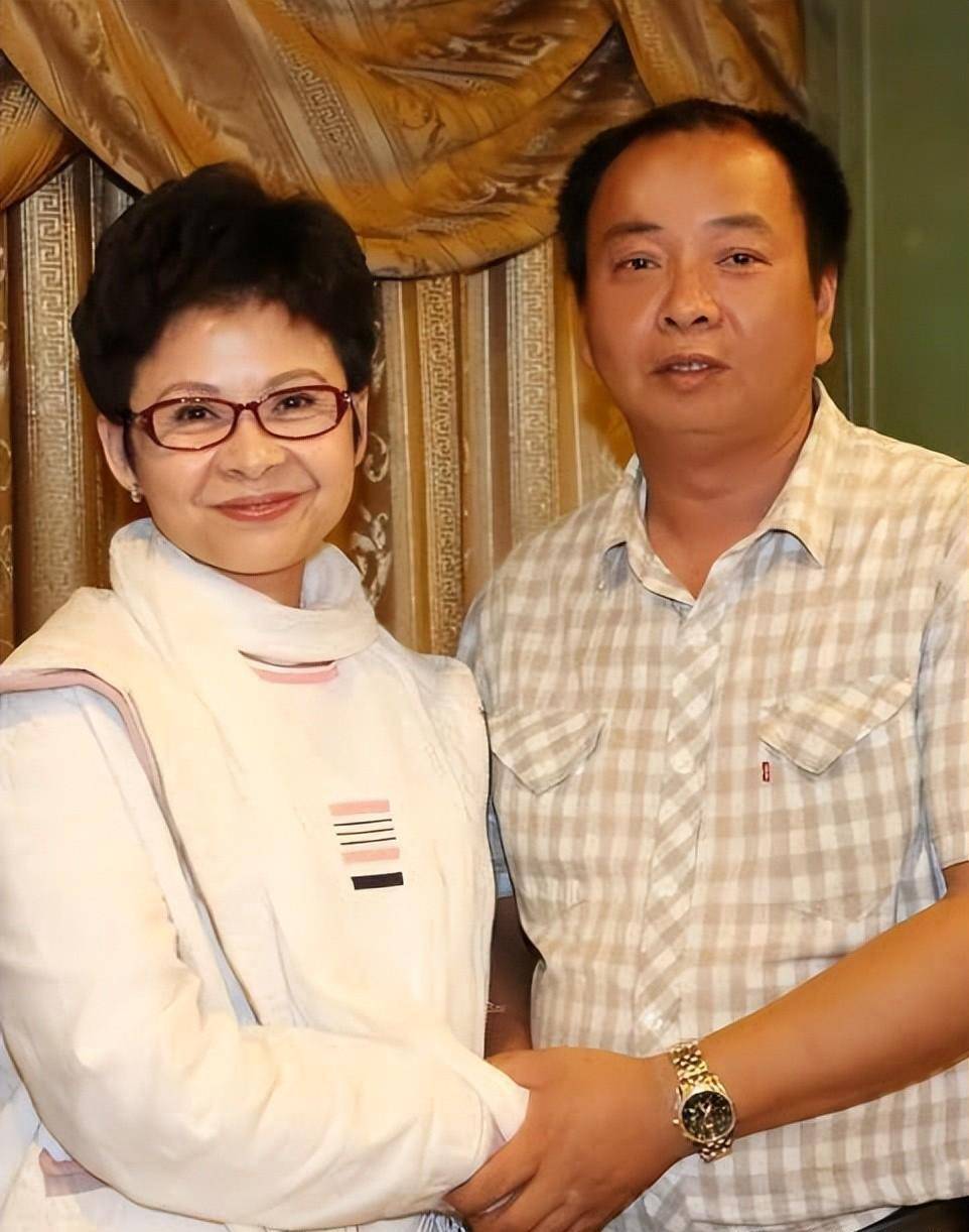 董文华近照,她和朋友在一起!