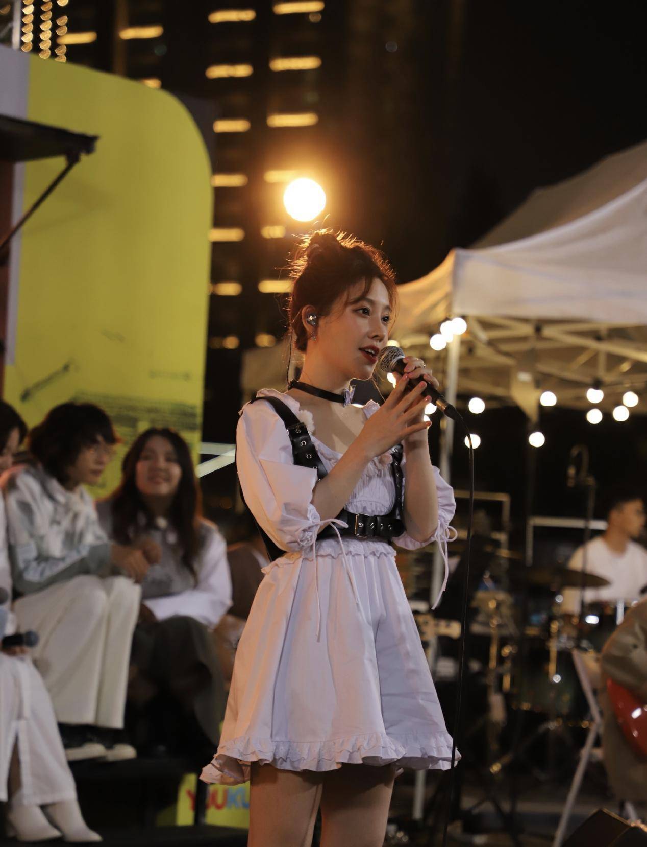 冯提莫也是非常有个性的一位歌手,经常会随心所欲的唱歌,就她参加的