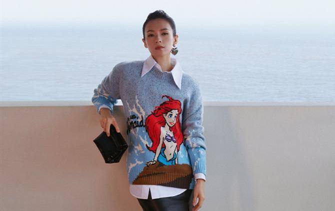 章子怡罕见分享生活照,穿卡通毛衣焕发第二春,单戴耳环眼神好犀利