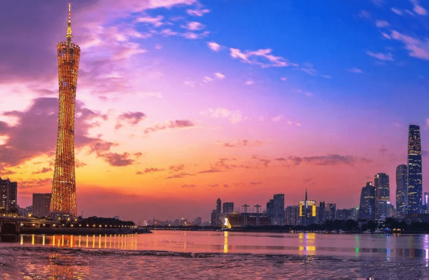 著名景点有麓湖公园和鸿鹄楼,聚芳园,白云仙馆,星海园等是广州十大