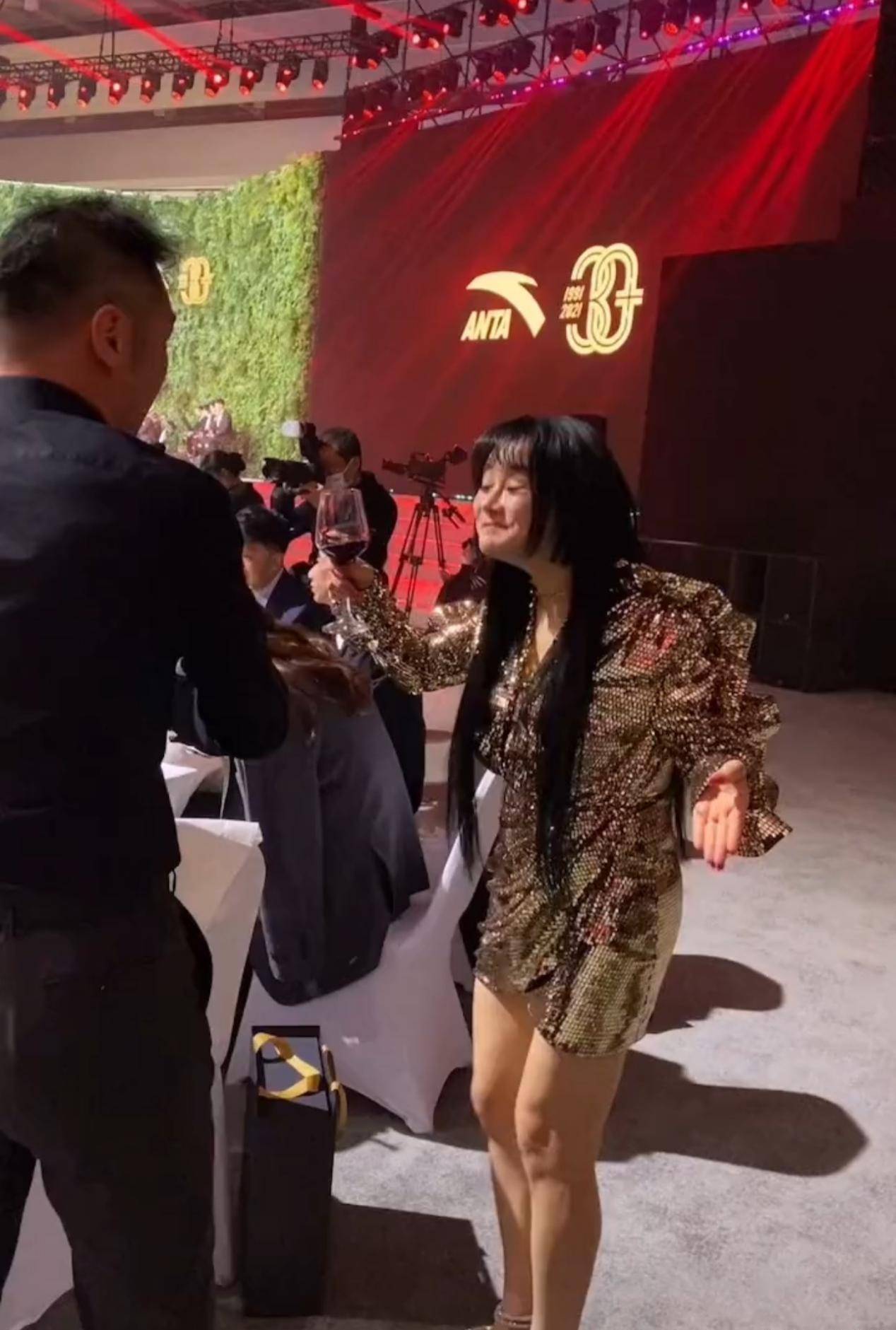 这次赴宴冉莹颖也是很用力,选择了一件比较大气的礼服短裙,穿在这位