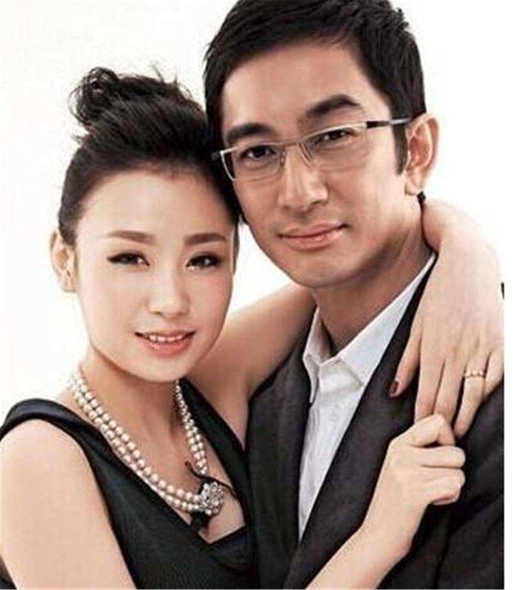 2007年的时候,年仅22岁的石洋子与43岁的香港男演员吴启华注册结婚.