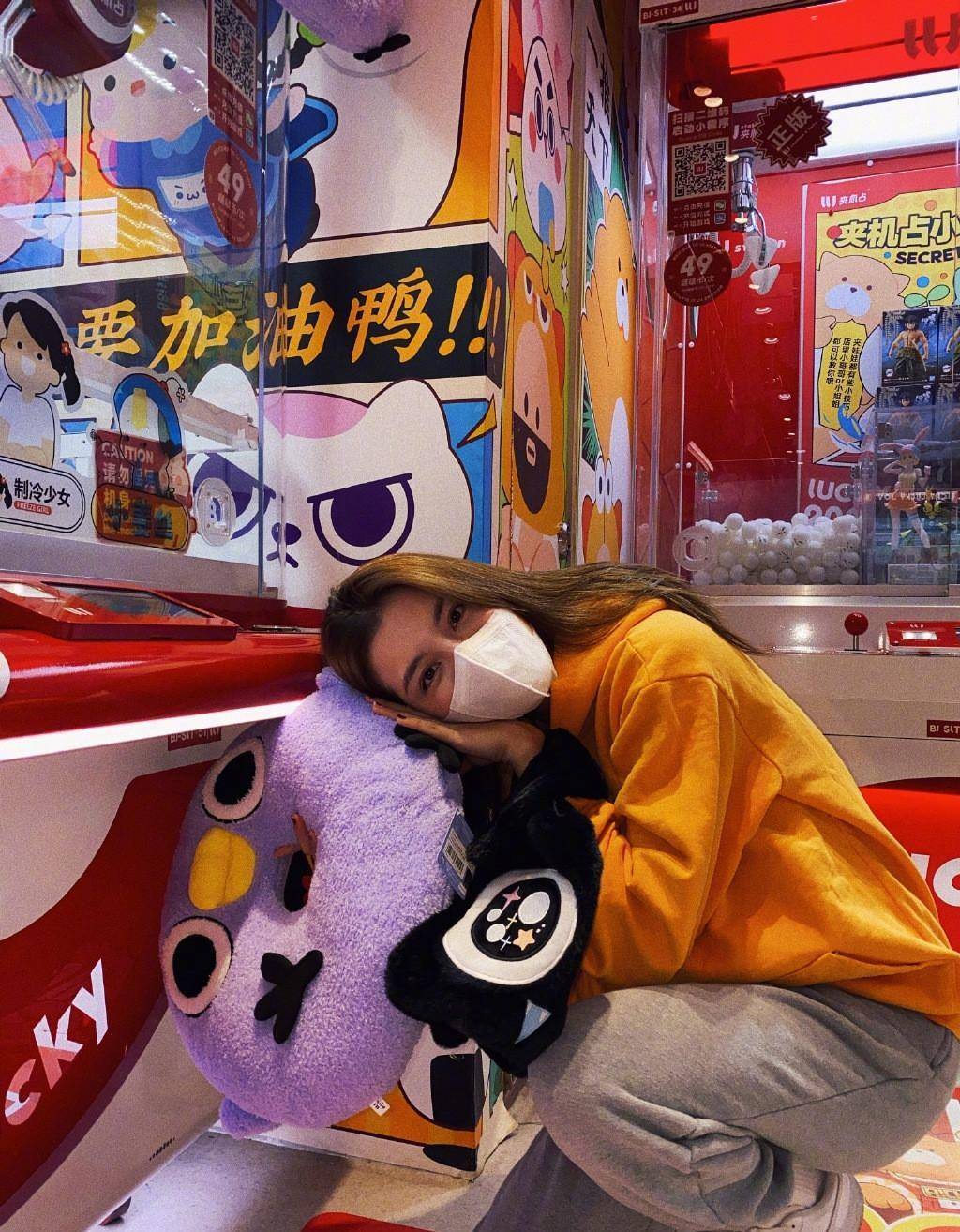 吴千语逛街抓娃娃,穿卫衣蹲地上不露脸摆拍像网红,摘下口罩五官太惊艳