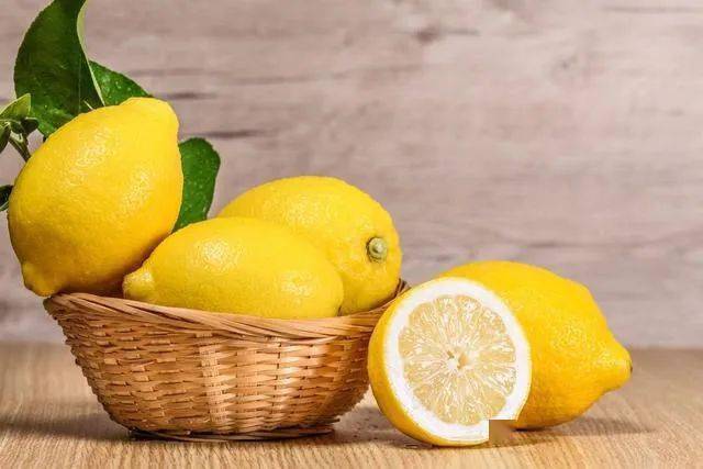 柠檬也被称为"益母子",柠檬中的物质能够起到美容养颜,柠檬当中含有的