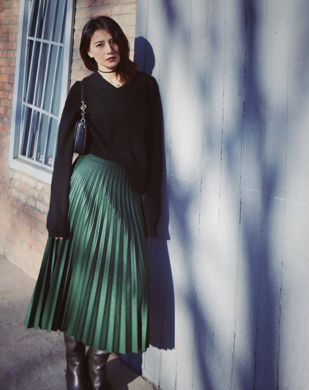 七年前的百褶裙还在穿,美貌气质不减当年_黑色_经典_女神