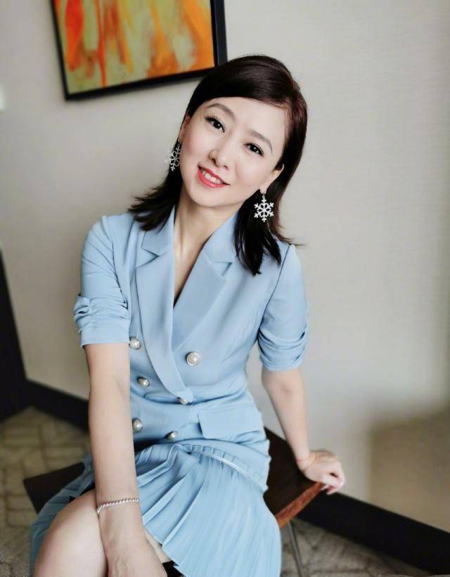 50岁翁虹穿蓝色衬衫式百褶裙,走学院风的她如18岁少女一般