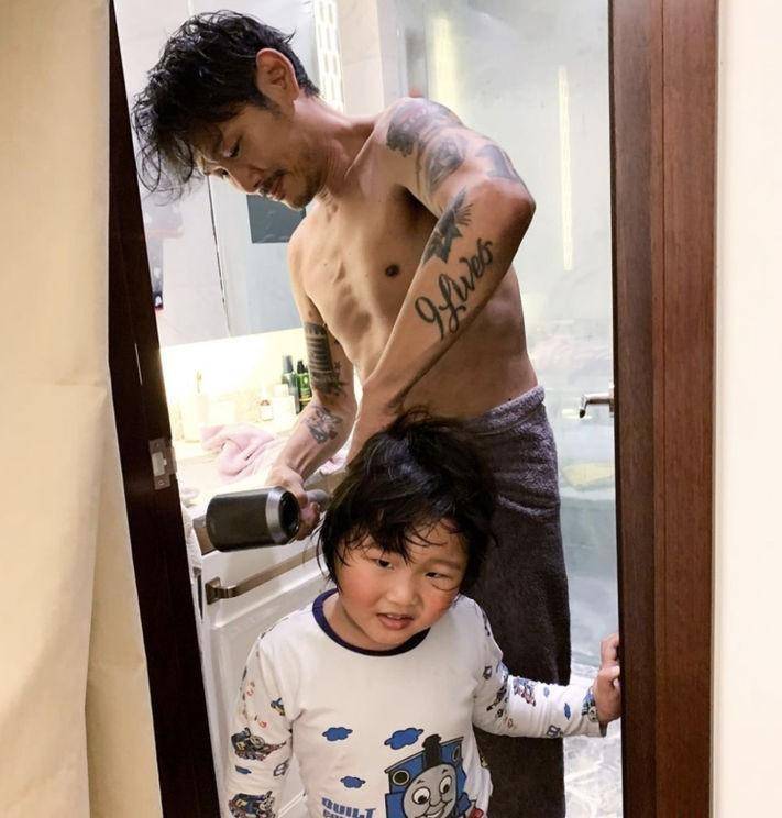 60岁杜德伟湿发半裸显露健硕身材!潮服纹身妥妥帅大叔一枚