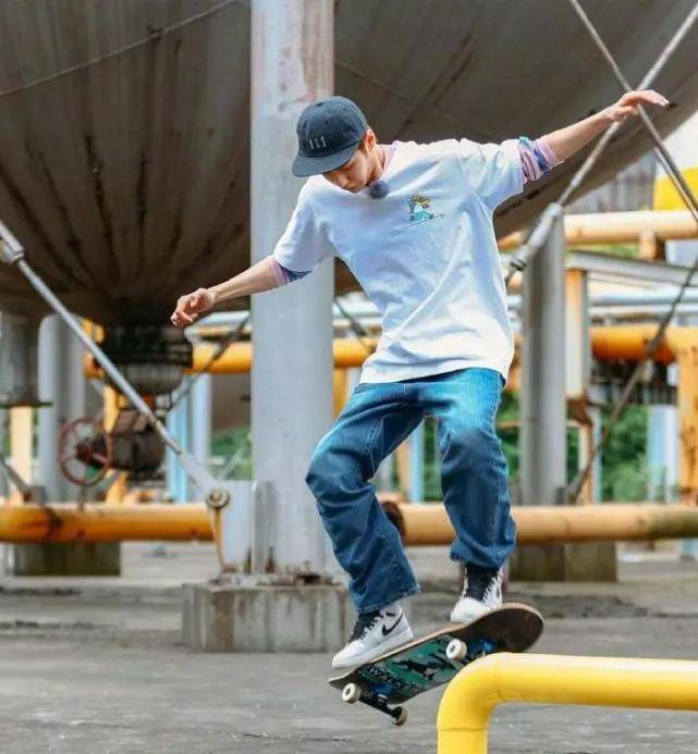 极限青春王一博滑滑板可以摔伤,但是鞋绝对不能脏