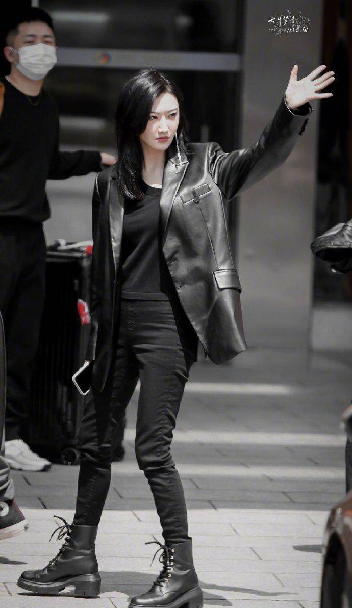 景甜这次剧外上班,选择的外套就是皮衣单品,经典的黑色虽然不是很有