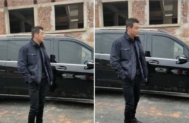 杨烁回老家和友人在路边聊天被拍本人跟电视上差距也太大了吧_视频