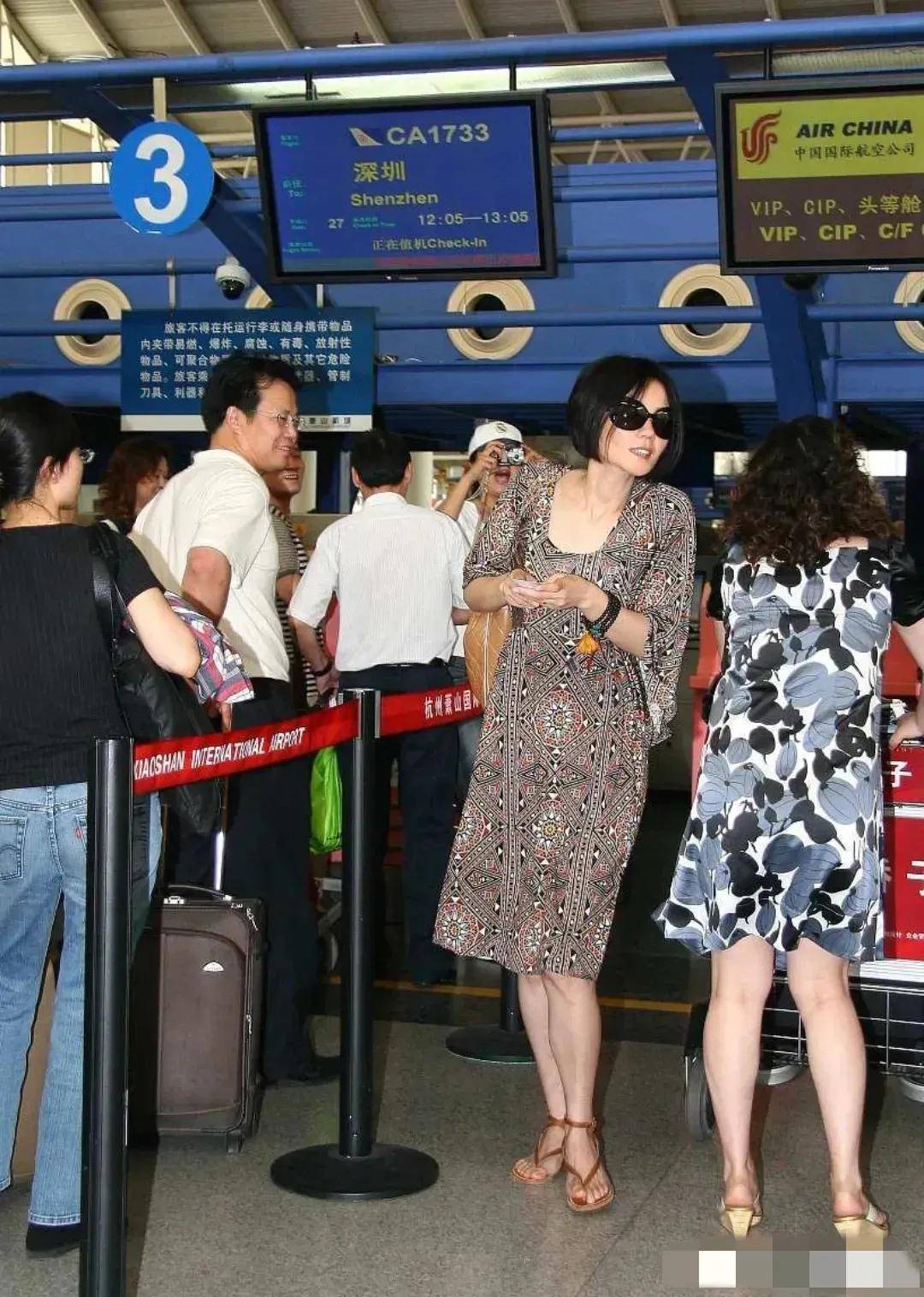王菲身价10亿自己挎行李,穿碎花裙踩人字拖素颜走机场,大妈打扮太接地