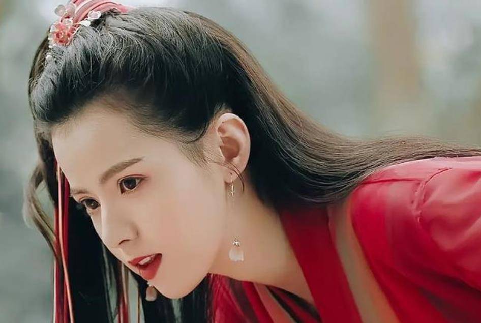 黄日莹主演的第一部女主剧《将界2》,从剧照上来看,黄日莹不仅造型与