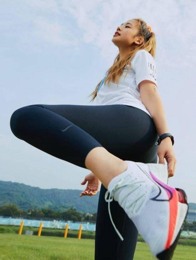 32岁的"鬼鬼"吴映洁真是太会穿了,不过是一条运动裤_宁同学_娱乐_真爱