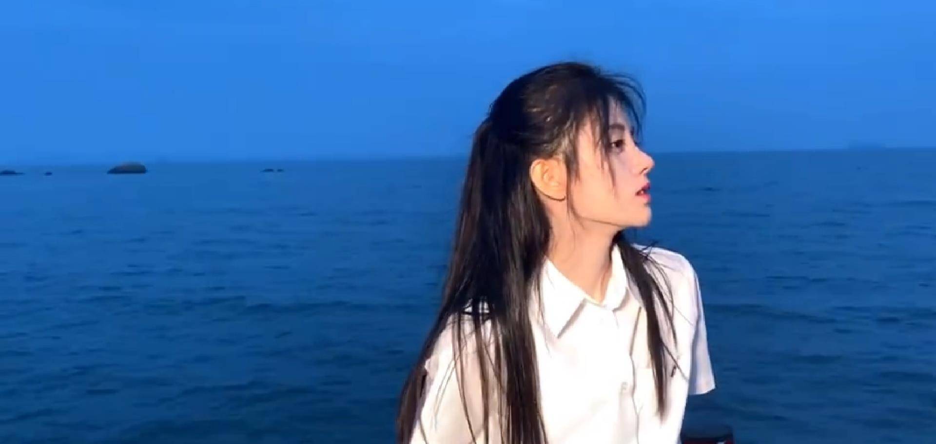 鞠婧祎穿白色背心海边漫步,头发凌乱似韩系女主,镜头下的直角肩堪称