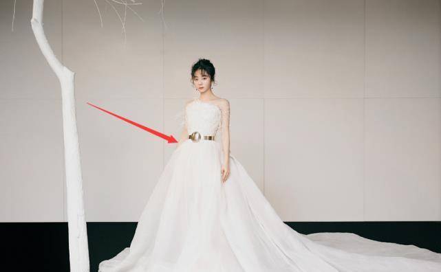 谭松韵不愧是吃货,穿礼服拿"锅勺"当腰带,这腰围比我的碗还小_身材