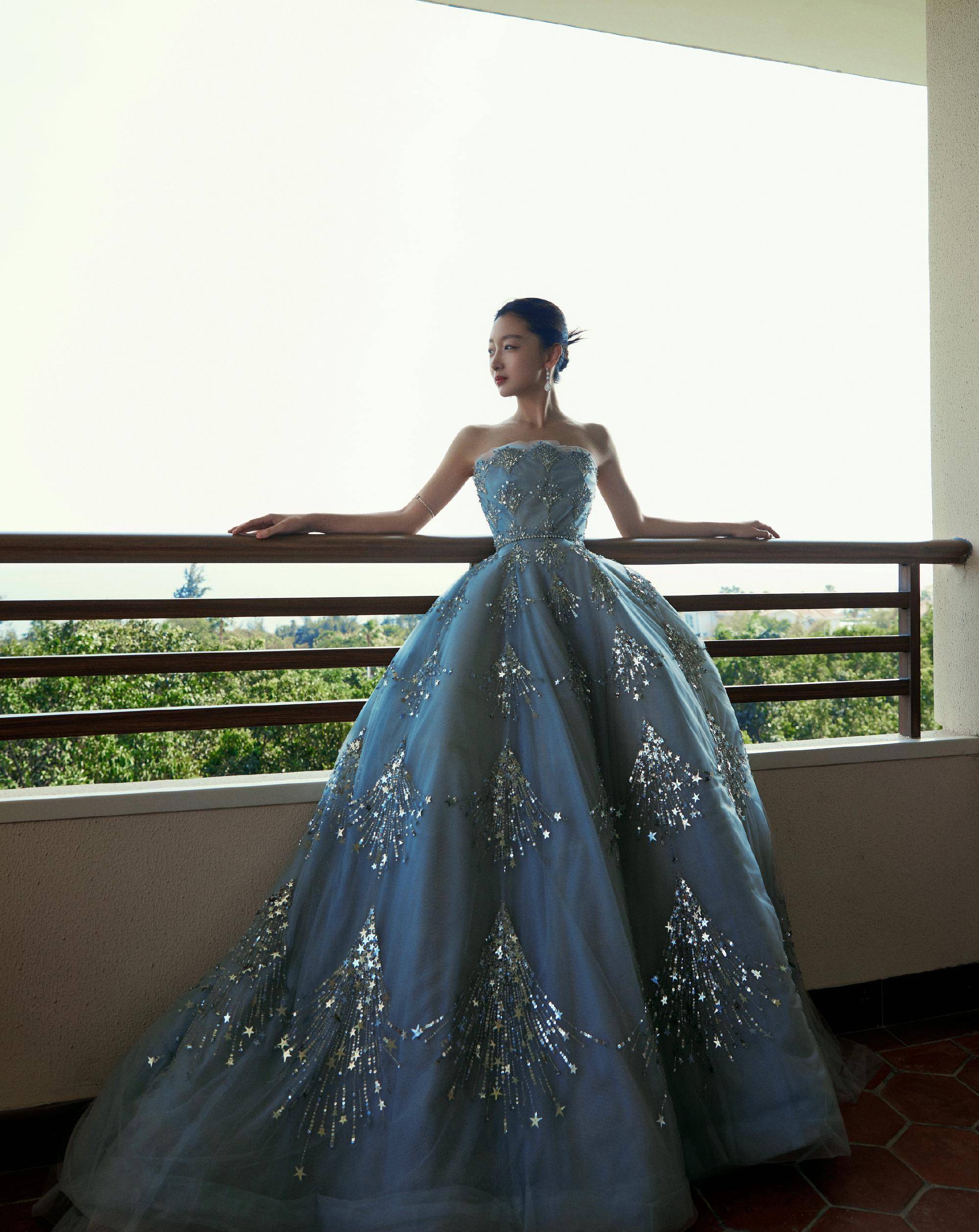 影后出炉,周冬雨一袭银色露腰礼服抢眼,仅次周迅章子怡_身材_大满贯