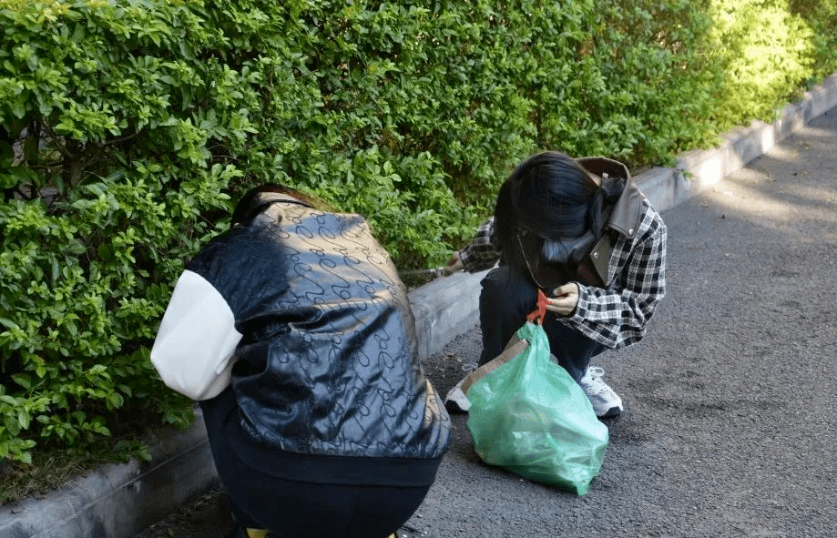 创文·现场|“清捡垃圾·创文明城”志愿服务活动走进五十四保障性住房小区_居民_环境