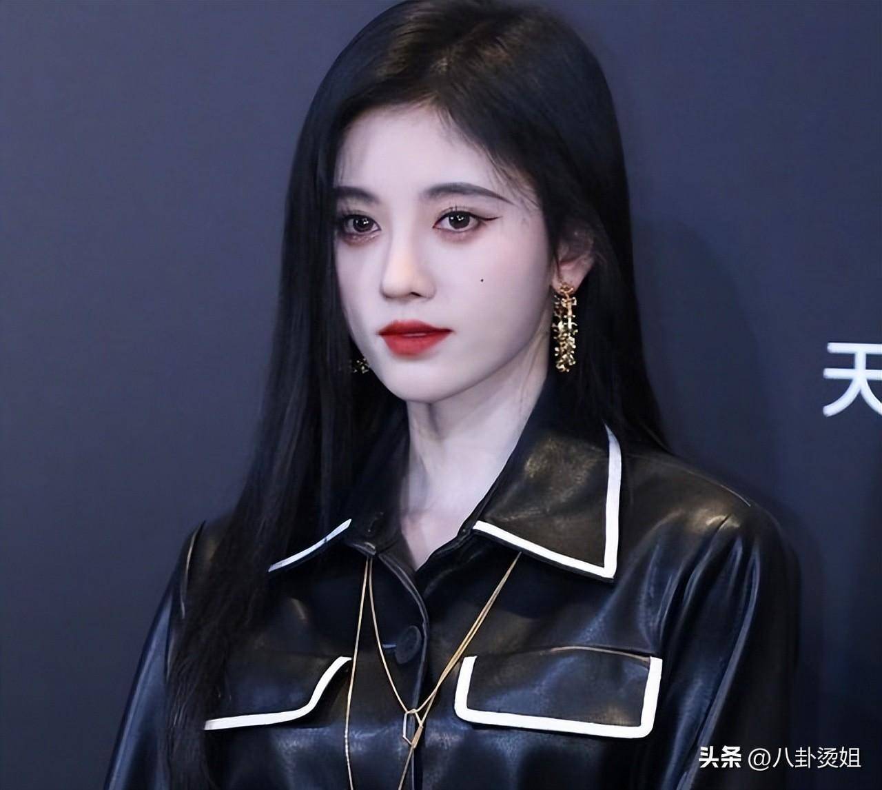 四千年美女鞠婧祎罕见时尚,身材前仅两蝴蝶瓣,拍摄时双手死死护住