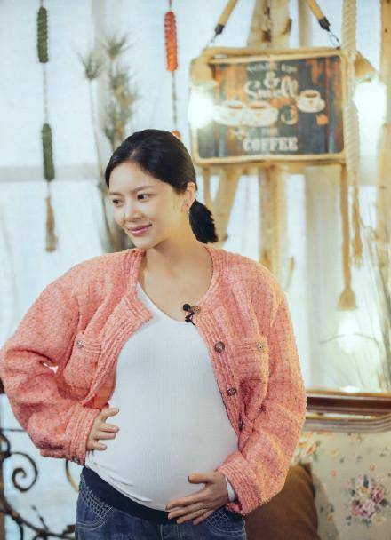 都说王灿是富二代,看她进豪宅都穿啥鞋子?