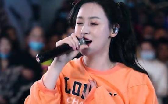 身体也是受不住的,因此就有了假吃,一顿饭一瓶白酒的美女主播福豆,他