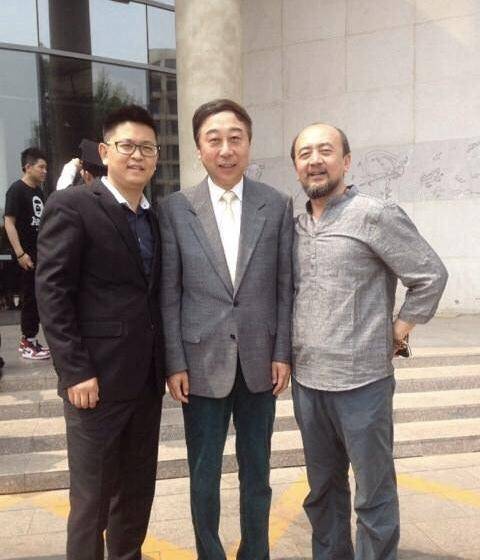 平时大家偶遇冯巩问他要签名或者合照时,冯巩也非常好脾气地配合大家