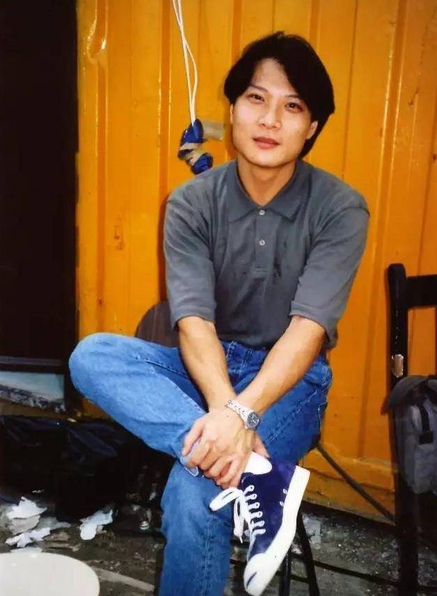 2000年,出演郑伊健,陈小春主演的古惑仔系列第六部电影《胜者为王》