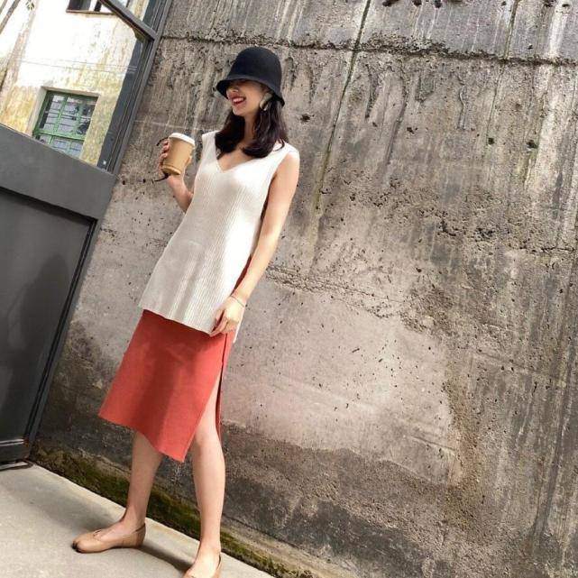 董花花晒照秀恩爱,蒋凡亲自给夫人拍照,巨钻婚戒再次