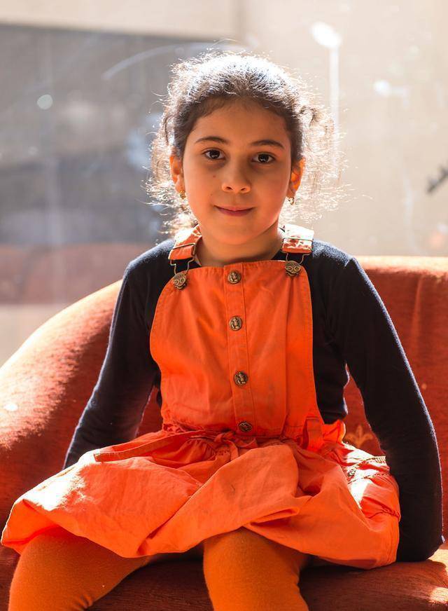 埃及女孩掉下铁轨,父亲毫不犹豫跟着跳下保护,场面惊险又感人_超级