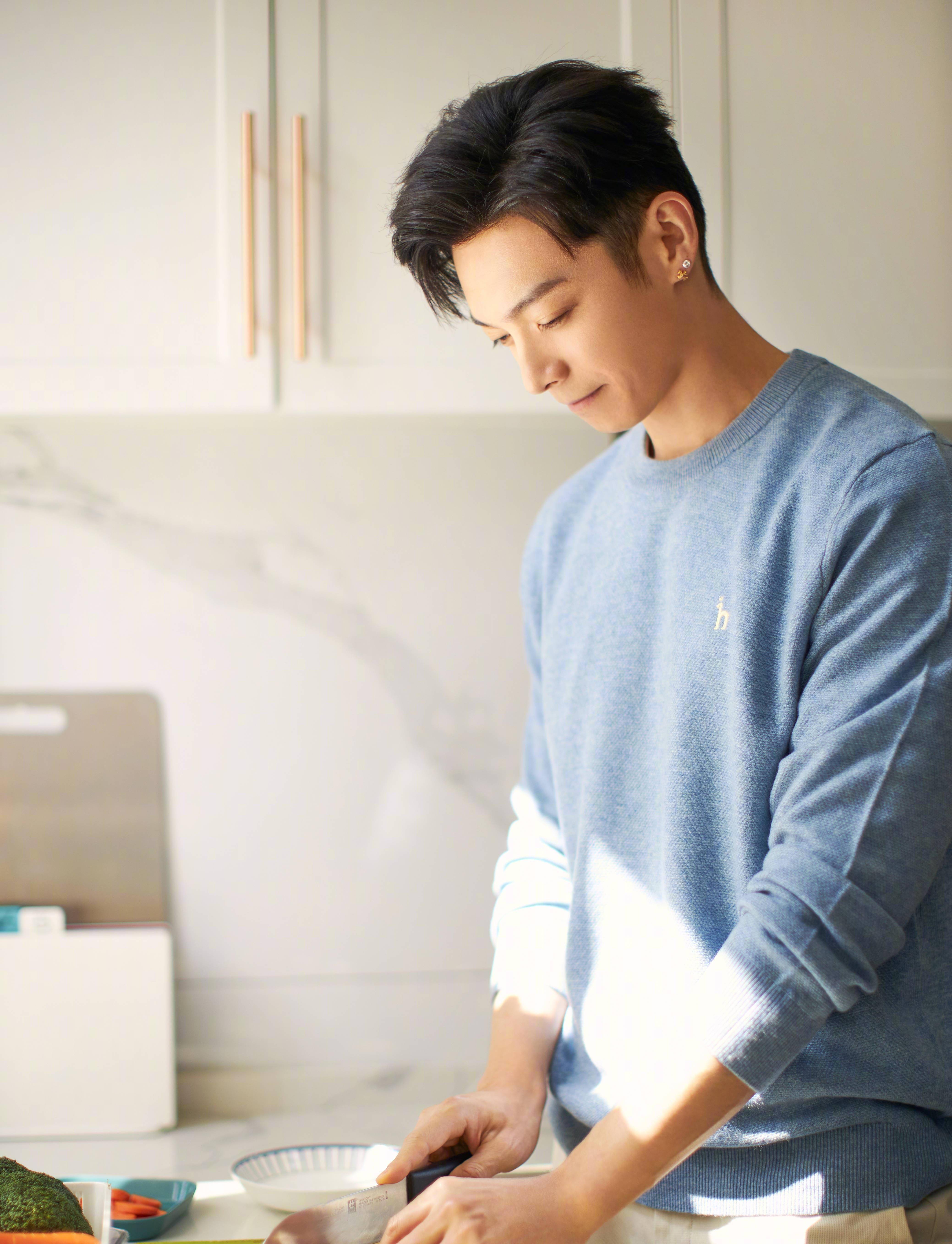 吴尊晒和辰亦儒出行照感慨发文感谢曾经拥有